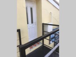 Comfy New Self Contained 1 Bed Flat - Modern!，Draycott的飯店