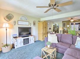 Relaxing Harbor Island Condo Walk to the Beach!, appartement in Oceanmarsh Subdivision