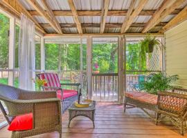 The Country Cottage in Union Mills with Porch!, villa i Union Mills