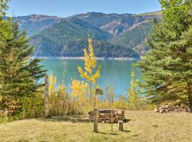 Irwin A-Frame Cabin with Deck and Mountain Views!, hotel en Irwin