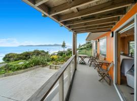 Rippling Waves Lookout - Raumati South Home, hotell i Raumati South