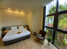 Adonis Cupecoy, hotel Cupecoyban