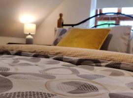 Luxury 'Cois Abhainn' Self Catering Apartment, hotel v destinácii Foxford