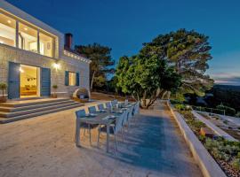 Luxury Villa Castello di Pietra Brač with Heated Pool near Pučišća, Hotel in Pučišća