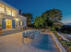 Luxury Villa Castello di Pietra Brač with Heated Pool near Pučišća