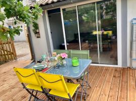 Charmant chalet avec une grande terrasse au Pyla, cabană din La Teste-de-Buch