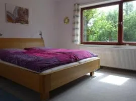 Gemütliches Zimmer mit Doppelbett und Tischtennisraum