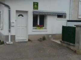 Charmant Gîte Moderne avec Terrasse, Proche Épinal & Nancy, Idéal pour Motards & Randonnées - FR-1-589-262
