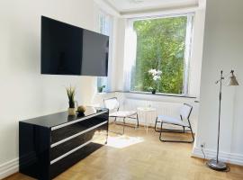 aday - Aalborg mansion - Open bright apartment with garden, hotell i Ålborg