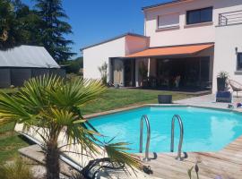 Maison avec piscine chauffée, casa de férias em Renac