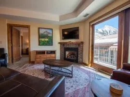 Beautifully Renovated Two Bedroom Condo with a Balcony in Mountaineer Square condo