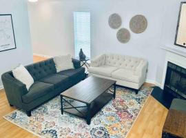 Cozy Chic Hideaway ( 4 bedroom townhome), hotel in Kennesaw