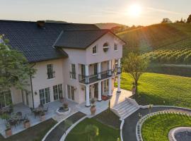 Residenz Styrian Toskana Splendid: Bad Gleichenberg, Styrassic Park yakınında bir otel
