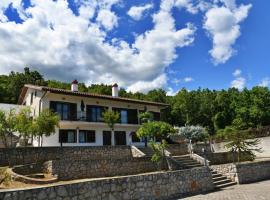 Großes Reihenhaus mit viel Grün und Meerblick, four-star hotel in Mošćenička Draga