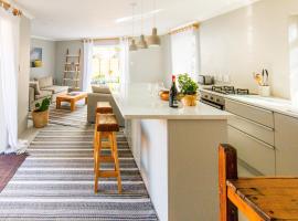 Spacious and light Kalk Bay Garden Apartment, hotel perto de Kalk Bay Theatre, Kalk Bay