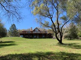 Villa Alta Vista at Yosemite- Stunning Views and Game Room, nastanitev v mestu Mariposa