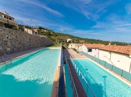 Borgo dei Fiori - relax and sea view with swimming pool: Magliolo'da bir otoparklı otel