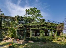 The Riverwood Forest Retreat Dooars - fully vaccinated staff, ξενοδοχείο σε Neorā Nadī