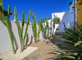 Hostal Doña Lola Marina, bed & breakfast a Zahara de los Atunes