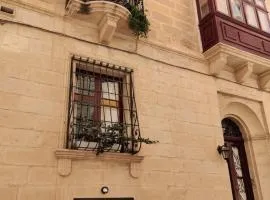 Semi-basement, cosy apartment interconnected to our residence a traditional Maltese townhouse