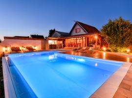Holiday Home Dika, hotel con tinas de hidromasaje en Sveti Martin na Muri