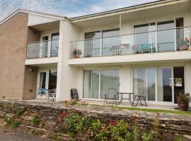7 Europa Court, golf hotel in Newquay