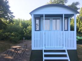 Tiny Beach House, glamping in Barkelsby