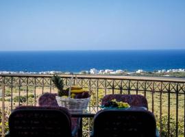 House with Panoramic Sea View and Beautiful Garden – tani hotel w mieście Milatos