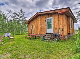 Cozy Duck Lake Cabin Near Glacier Natl Park!, puhkemaja sihtkohas Saint Mary