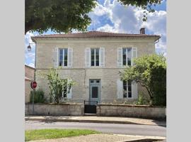 No1 Rue Carnot 3-bedroom village house in Villefranche-de-Lonchat, hotell i Villefranche-de-Lonchat