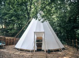 Glamping Nad Meandry, luxury tent in Unhošť