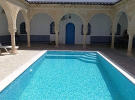 Maison typiques (houche) avec piscine, atostogų namelis mieste Houmt Souk