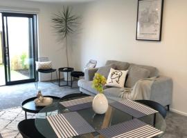 Close to Arena and not far away from Railway station onsite park rare to find, hotel near Christchurch Railway Station, Christchurch
