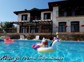 Guesthouse Gostilitsa: Gostilitsa şehrinde bir havuzlu otel
