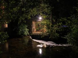 La chapelle moulin traversée par l'eau jacuzzi piscine classé 5 étoiles, magánszállás Bourg-Argental városában