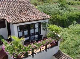 Rustic holiday home with balcony and sea view
