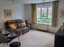 Stylish 2 bed 2 bathroom apartment for up to 5, cheap hotel in Warwick