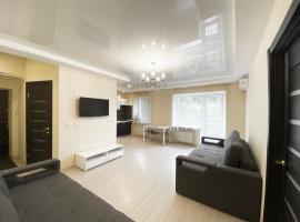 Spacious 1-bedroom near Most City Center, hôtel à Dnipro