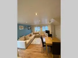 Entire 2-bedroom home by WegHomes
