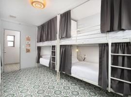 Bungalows Hostel، فندق بالقرب من ليتل وايت شابل للزواج، لاس فيغاس