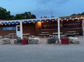 Huron Sands Motel and Restaurant, hotel u gradu Providence Bay