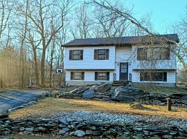 The Pocono's Retreat with a Gameroom, Firepit, and Lake, cottage in Bushkill