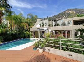 Idyllic secluded mountain Villa of 100 Games w/pool & spa, hotel in Altadena