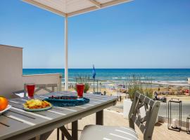 ISULATRAVEL-House on the beach