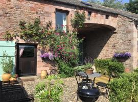 Historic converted byre in courtyard of 16C house, hotel near Southwaite Services M6, Caldbeck