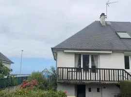 Grande maison vue sur mer
