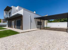 Captivating 4-Bed House in Cadaval district-Lisbon、Torreの駐車場付きホテル