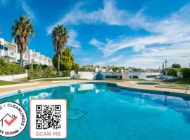 3 bedroom apartment in Oura Albufeira with amazing pool at walking distance to beach, strip and old town, WIFI and AC, private condo