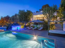 Luxury Villa with Outdoor Bar, Ibiza Villa 1027, hotelli Talamancassa