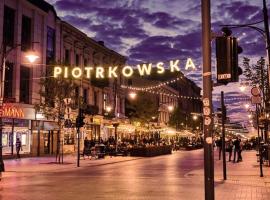 Apartament I LOVE PIOTRKOWSKA z wielkim lustrem, balkonem i klimatyzacją – apartament w Łodzi